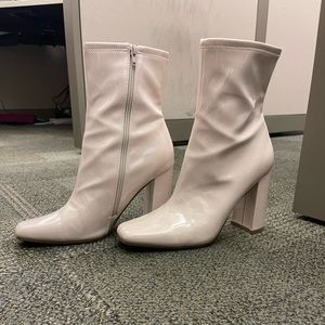 Size 11 women’s Steve Madden boots. Only worn a couple of times.